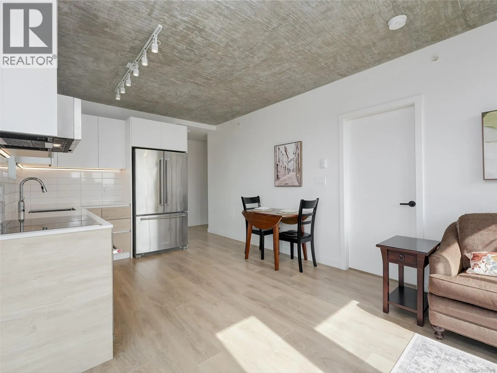 707 1097 View St