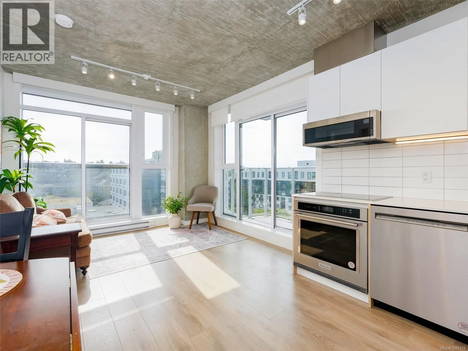 707 1097 View St