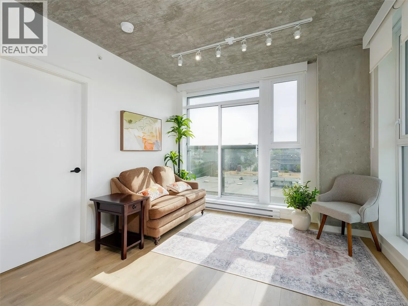 707 1097 View St