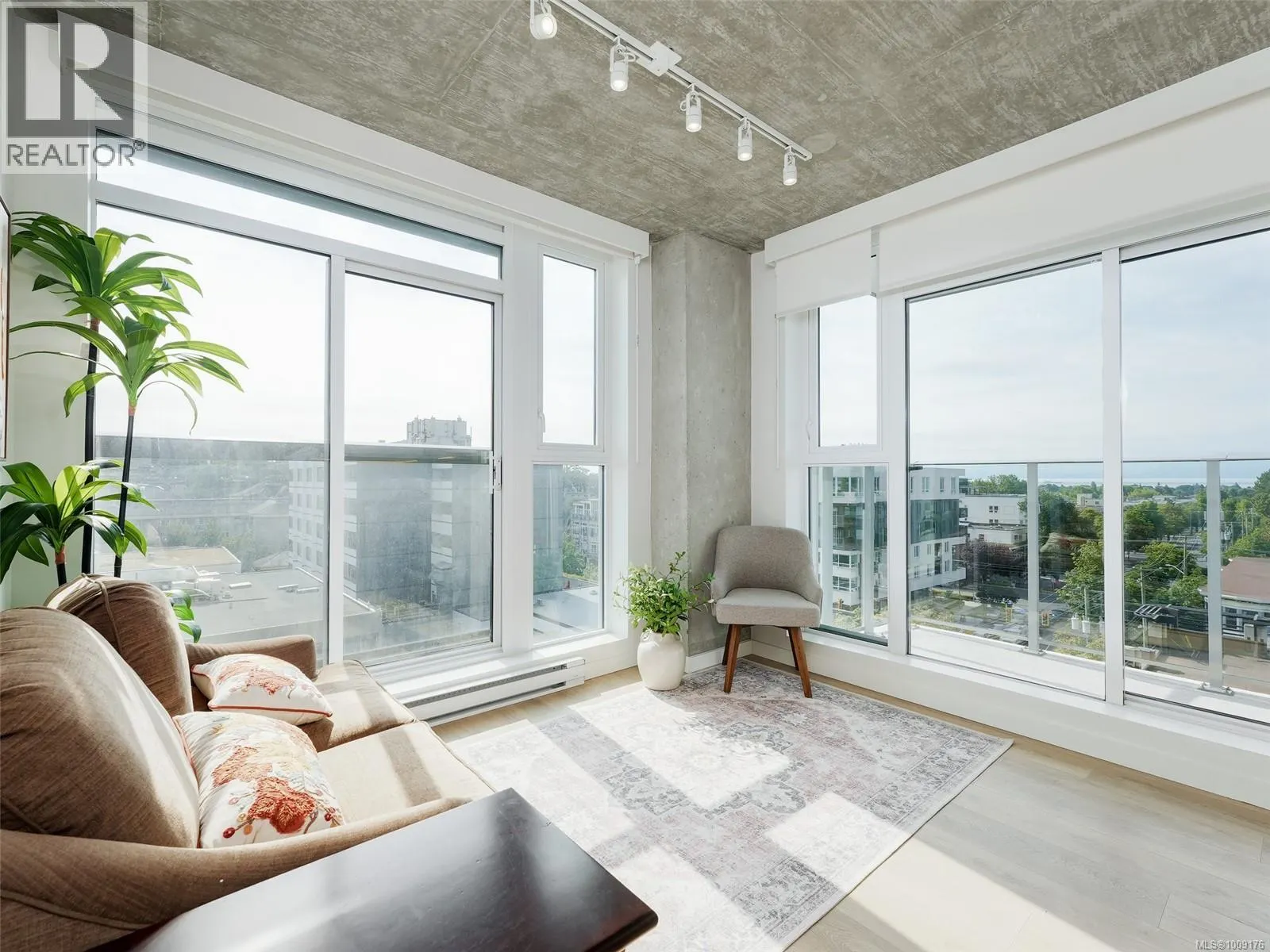 707 1097 View St