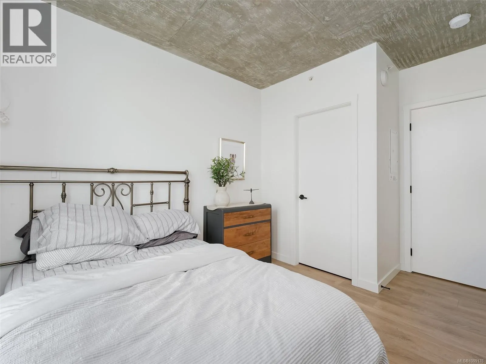 707 1097 View St
