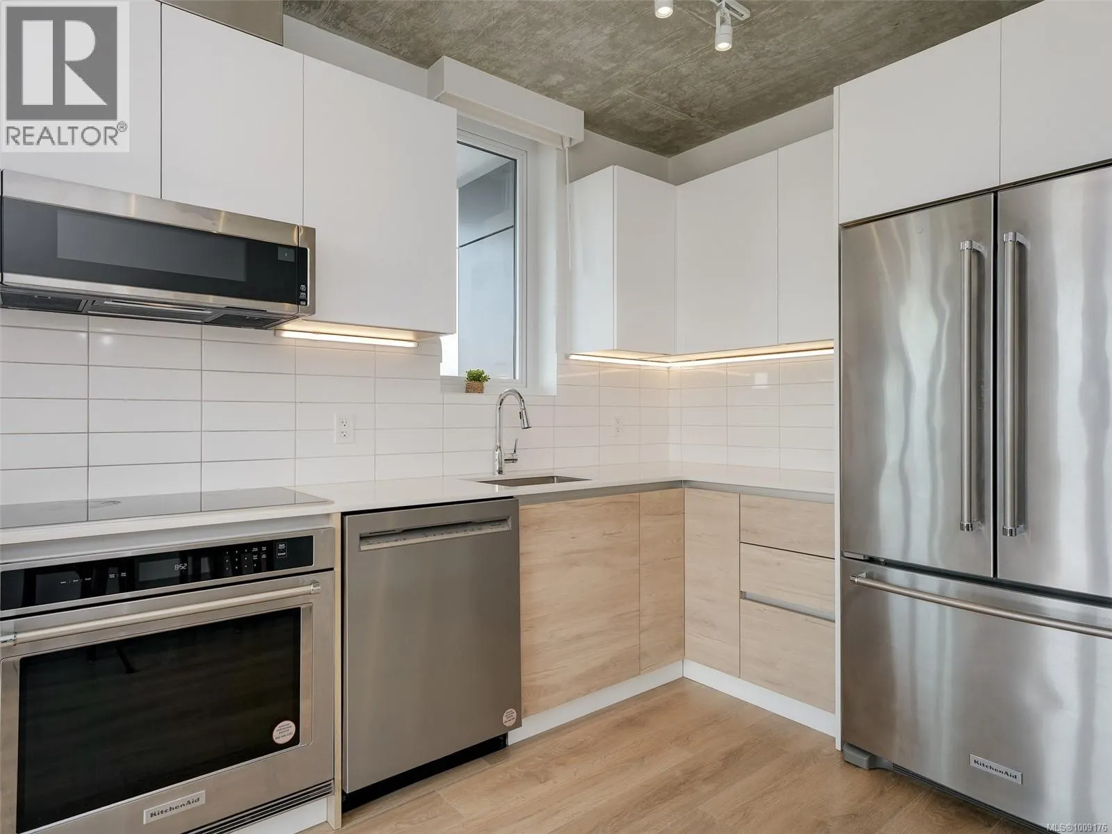 707 1097 View St