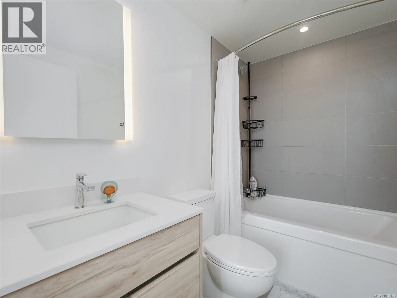 707 1097 View St