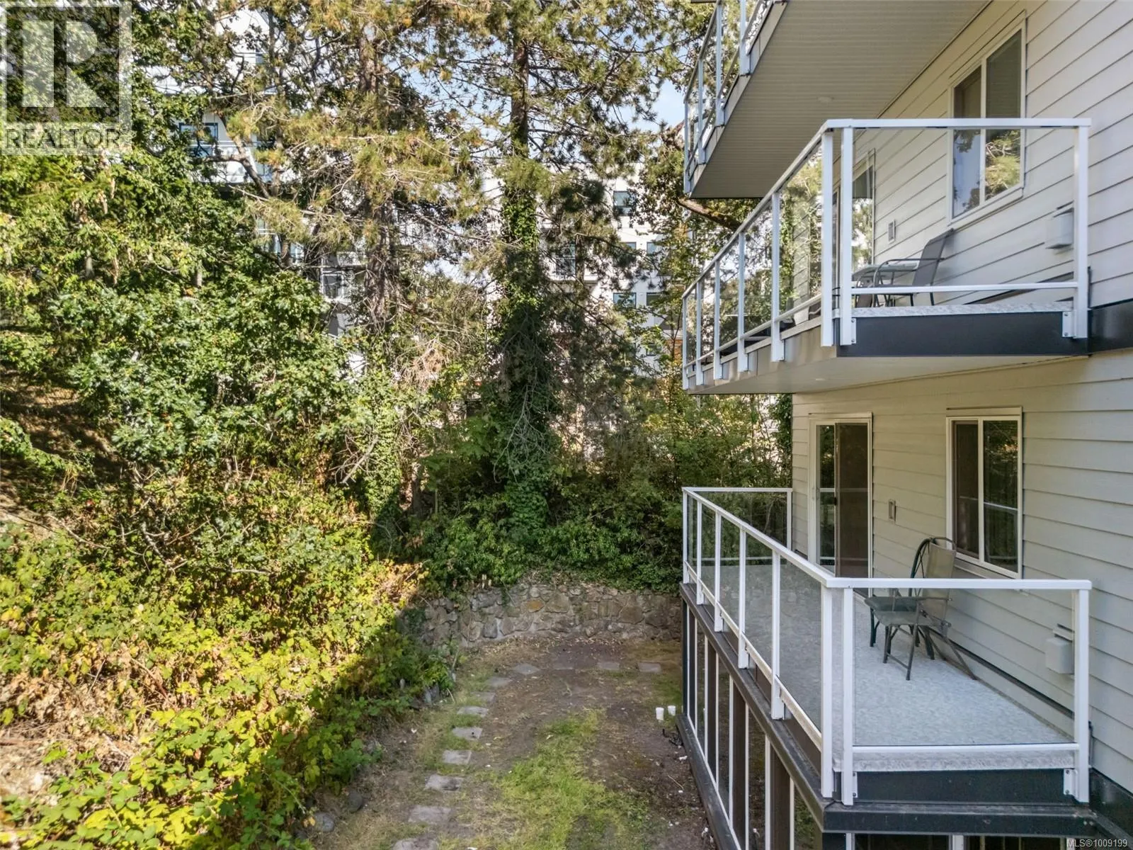 208 1124 Esquimalt Rd