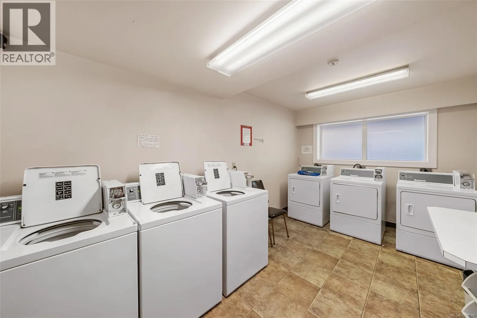 208 1124 Esquimalt Rd