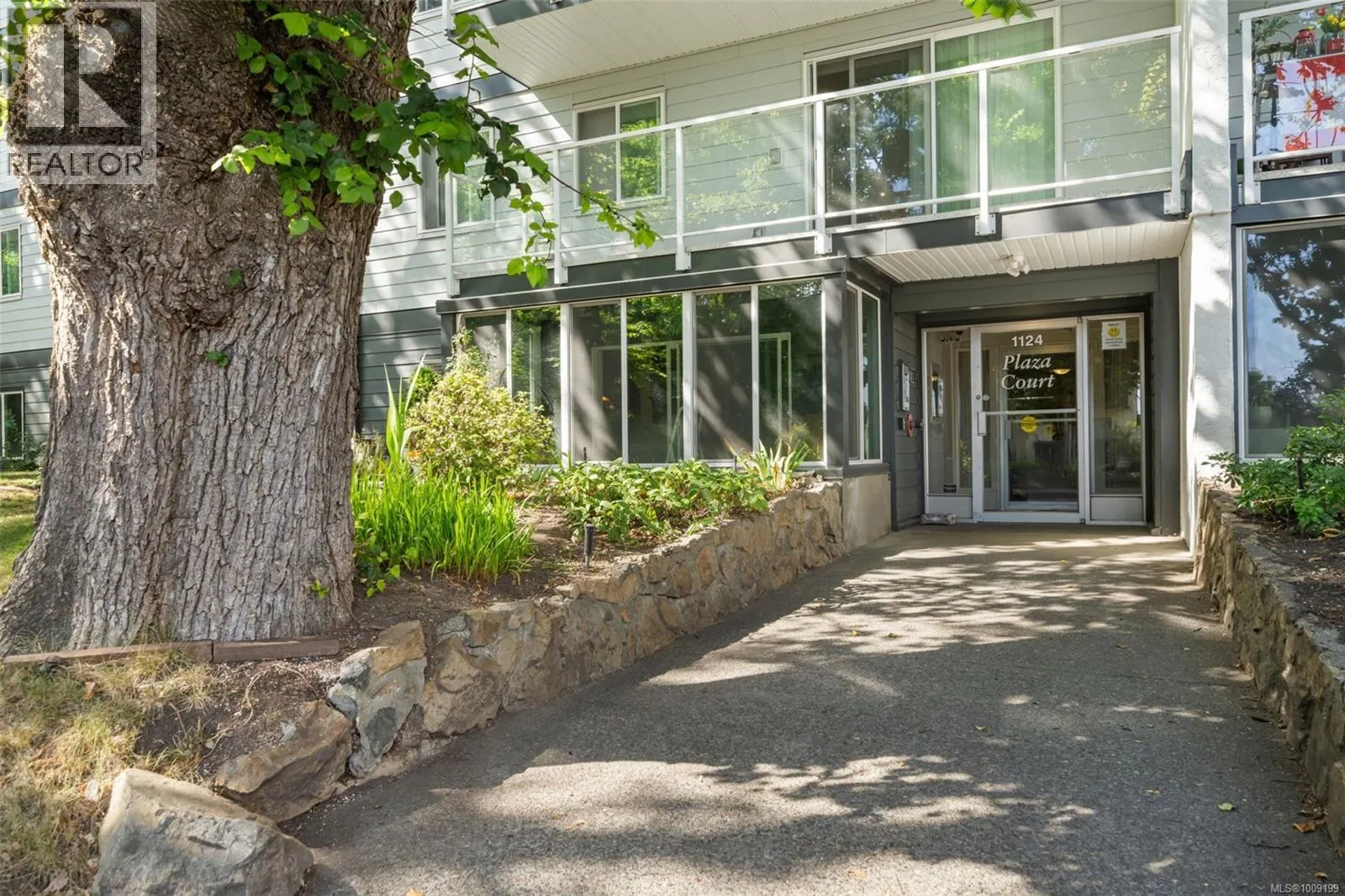 208 1124 Esquimalt Rd