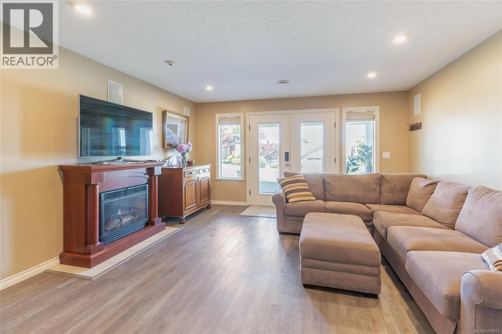 3708 Glen Oaks Dr