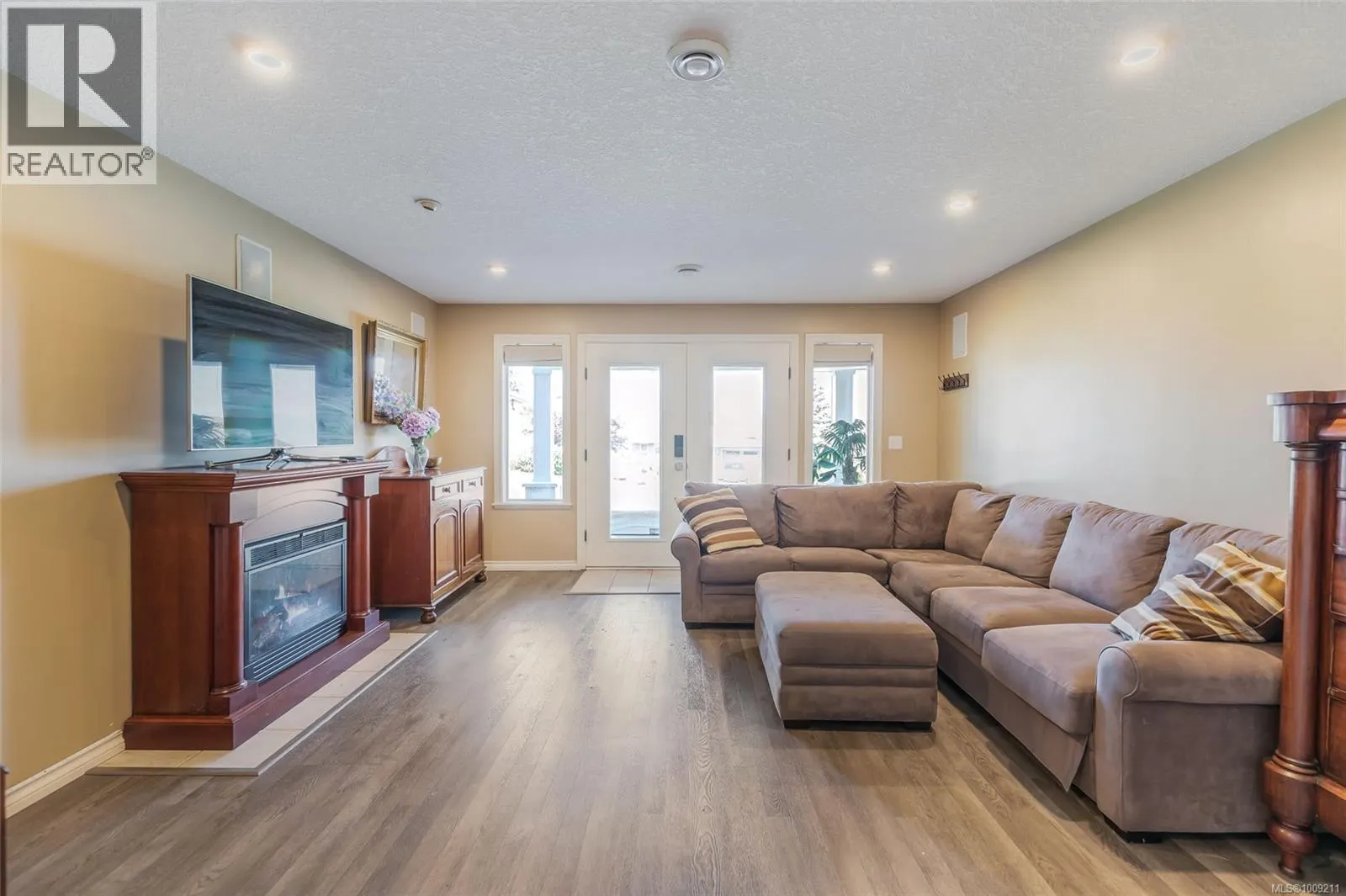 3708 Glen Oaks Dr