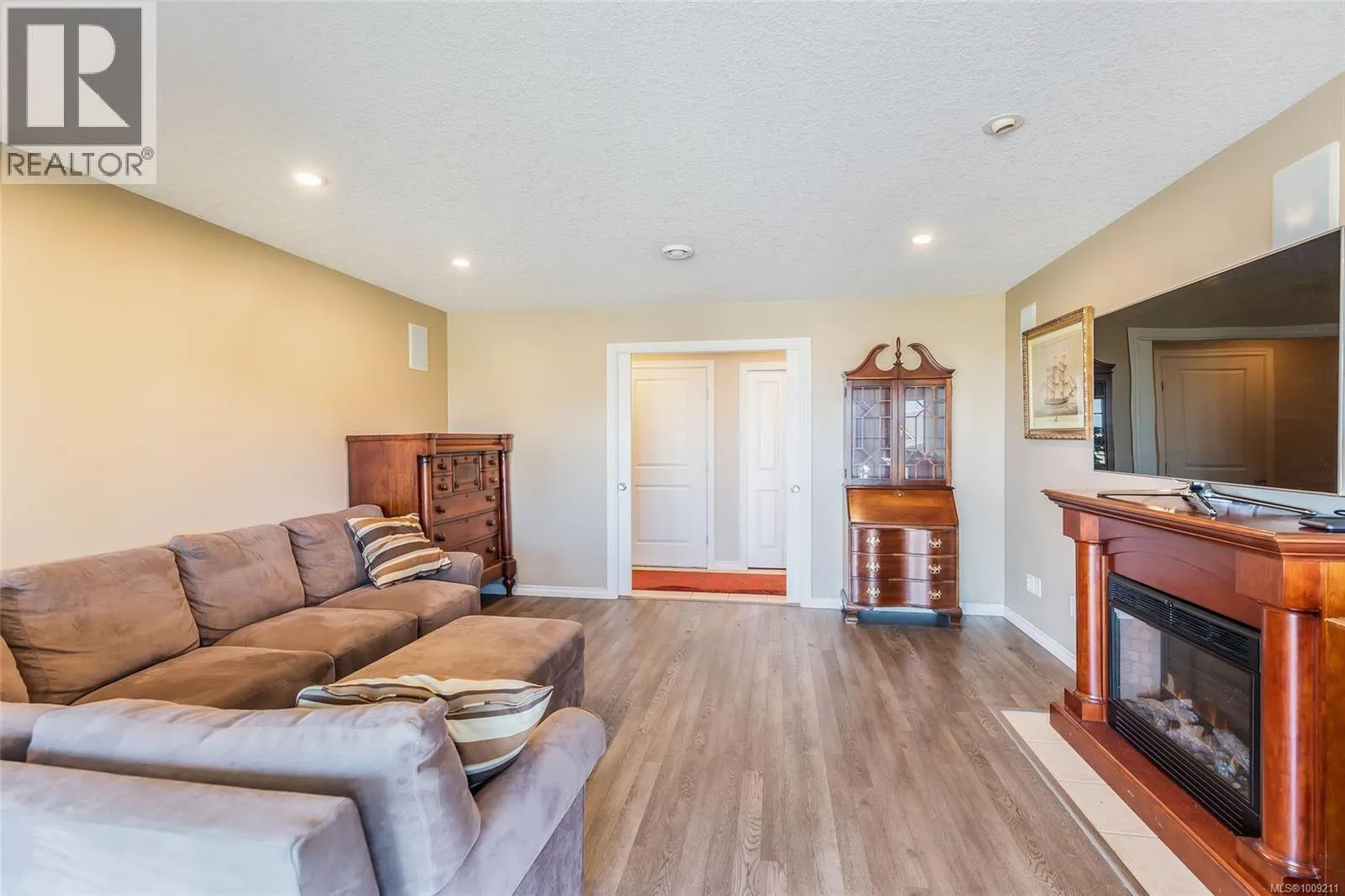 3708 Glen Oaks Dr