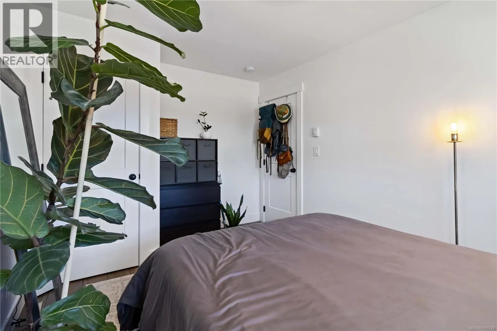 1126 Golden Spire Cres
