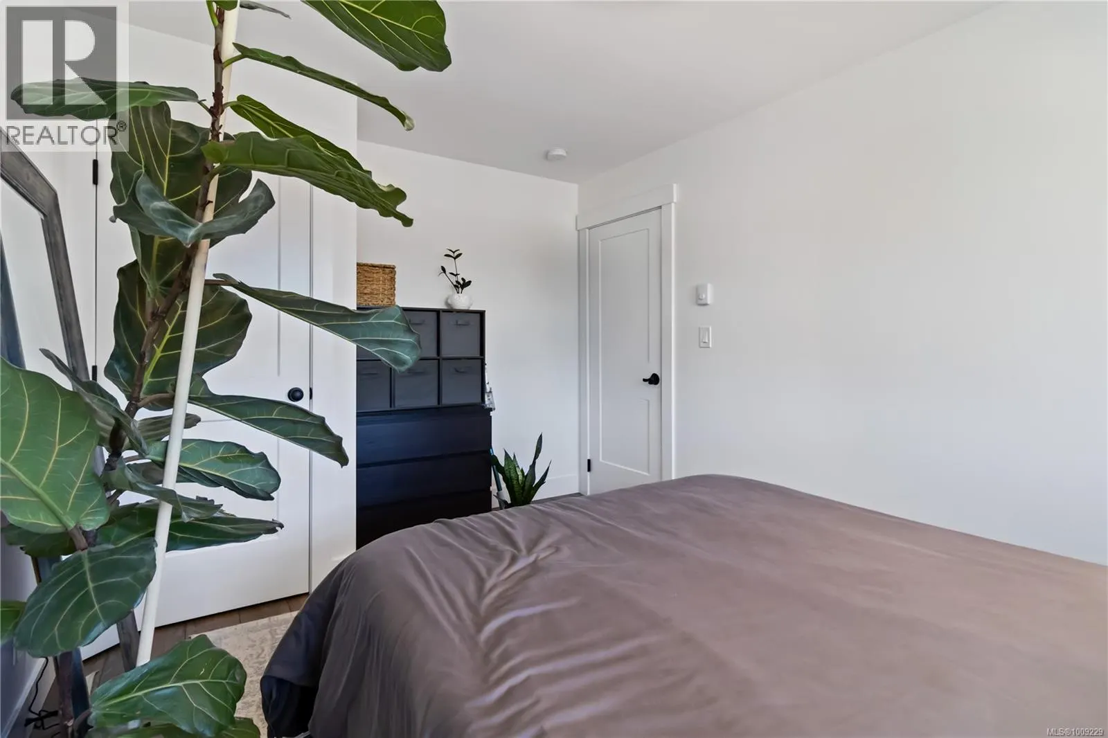 1126 Golden Spire Cres