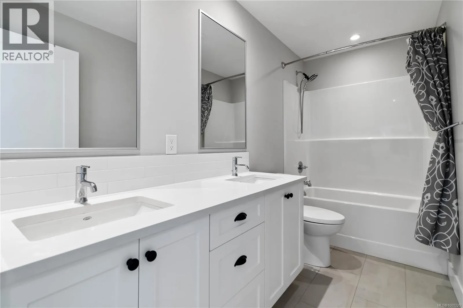 1126 Golden Spire Cres