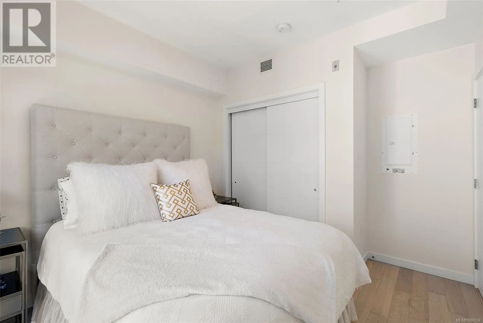 309 5120 Cordova Bay Rd