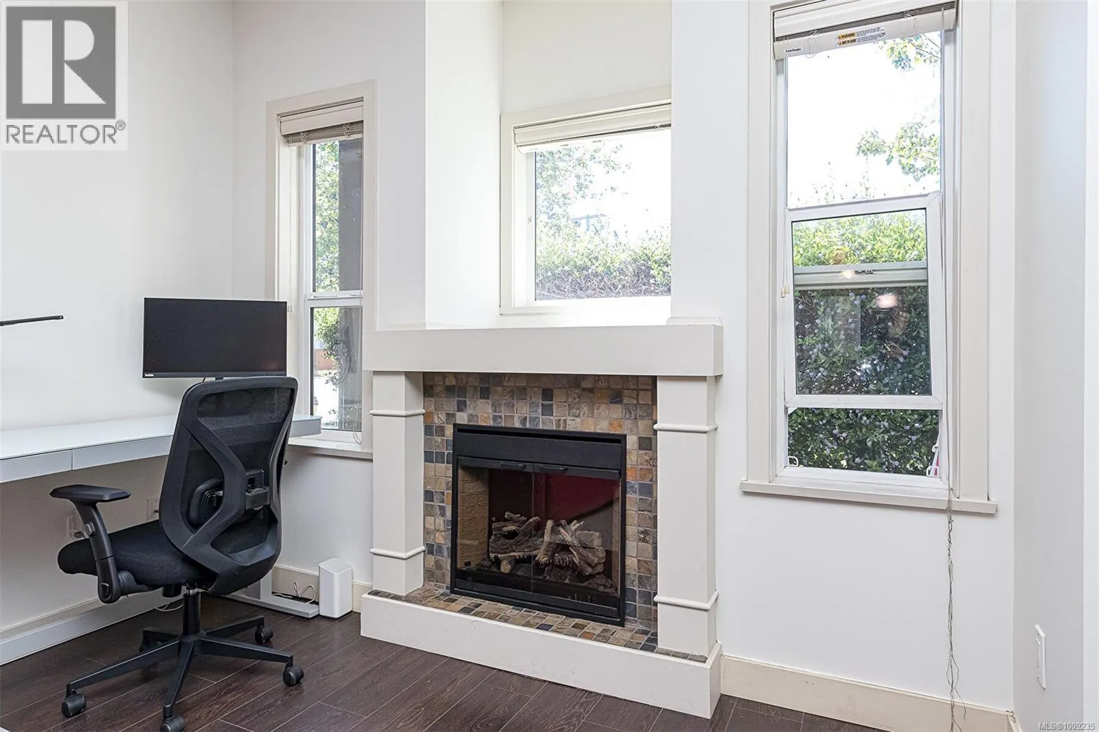 870 Brock Ave