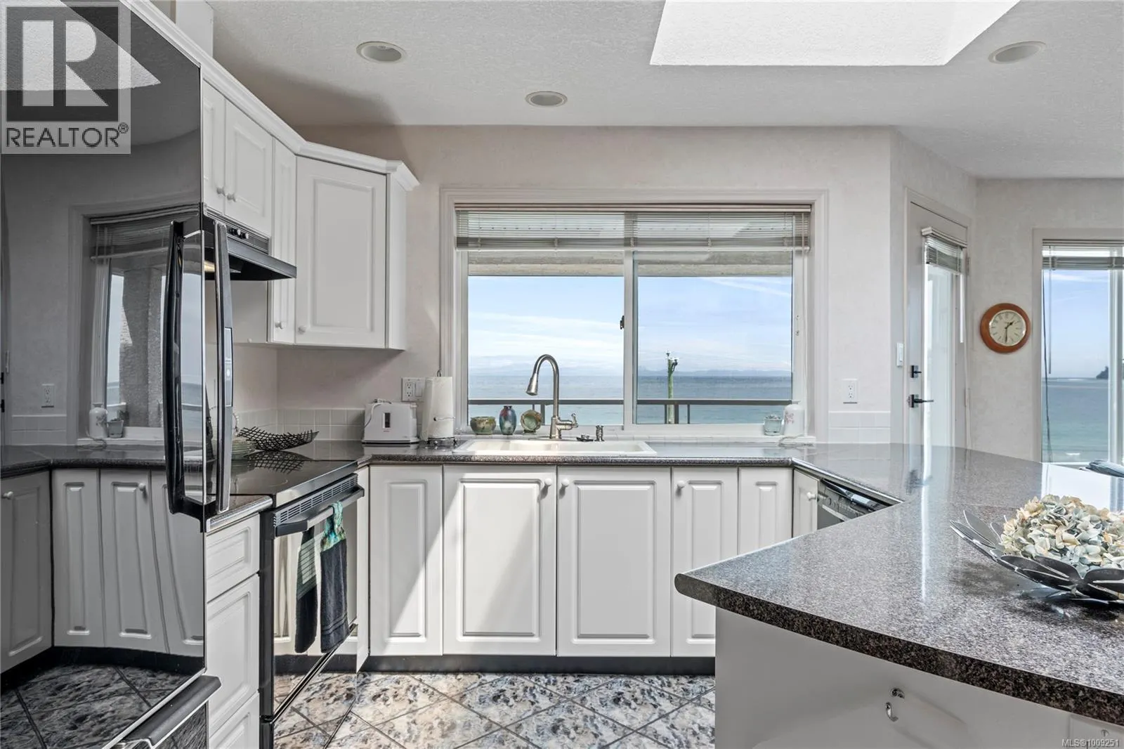 301 3156 Island Hwy W