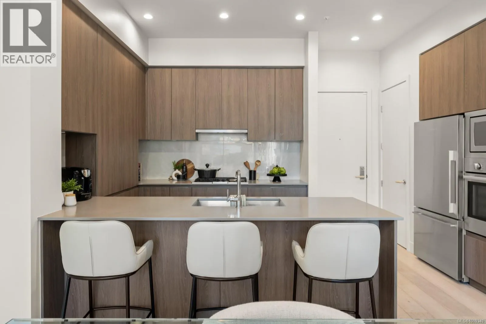 105 501 Park Pl