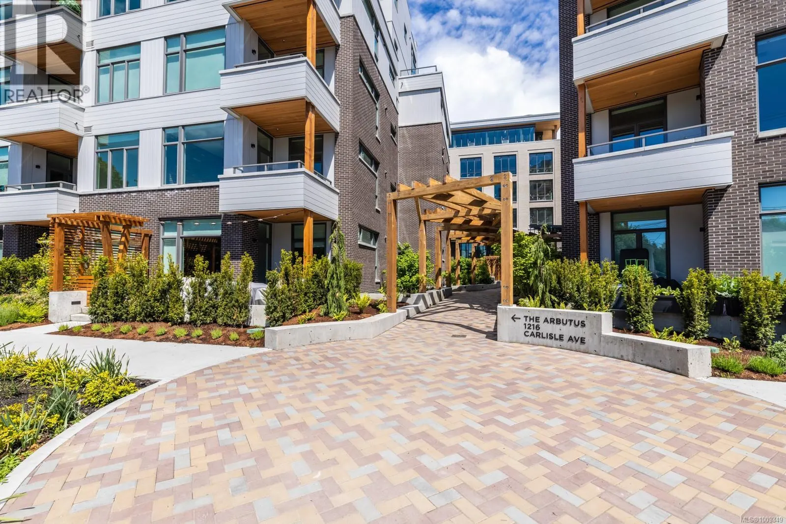105 501 Park Pl
