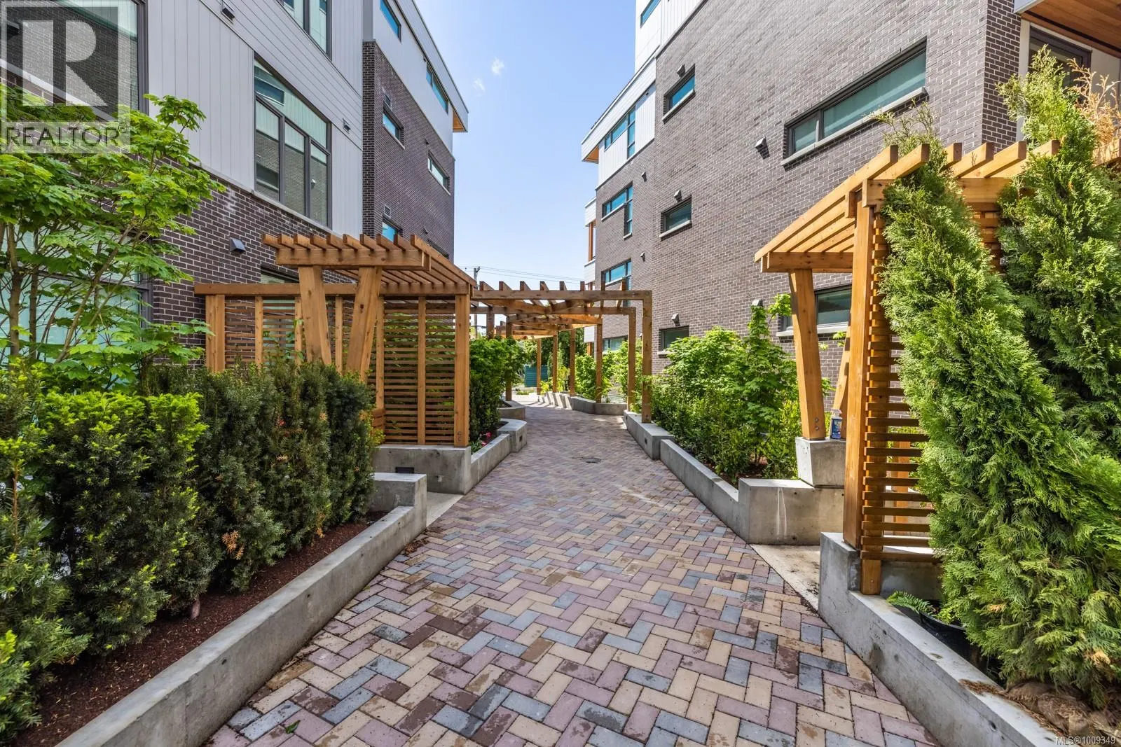 105 501 Park Pl