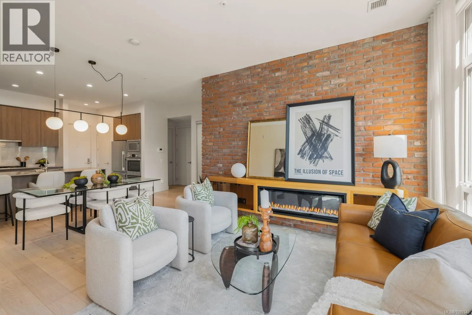 105 501 Park Pl