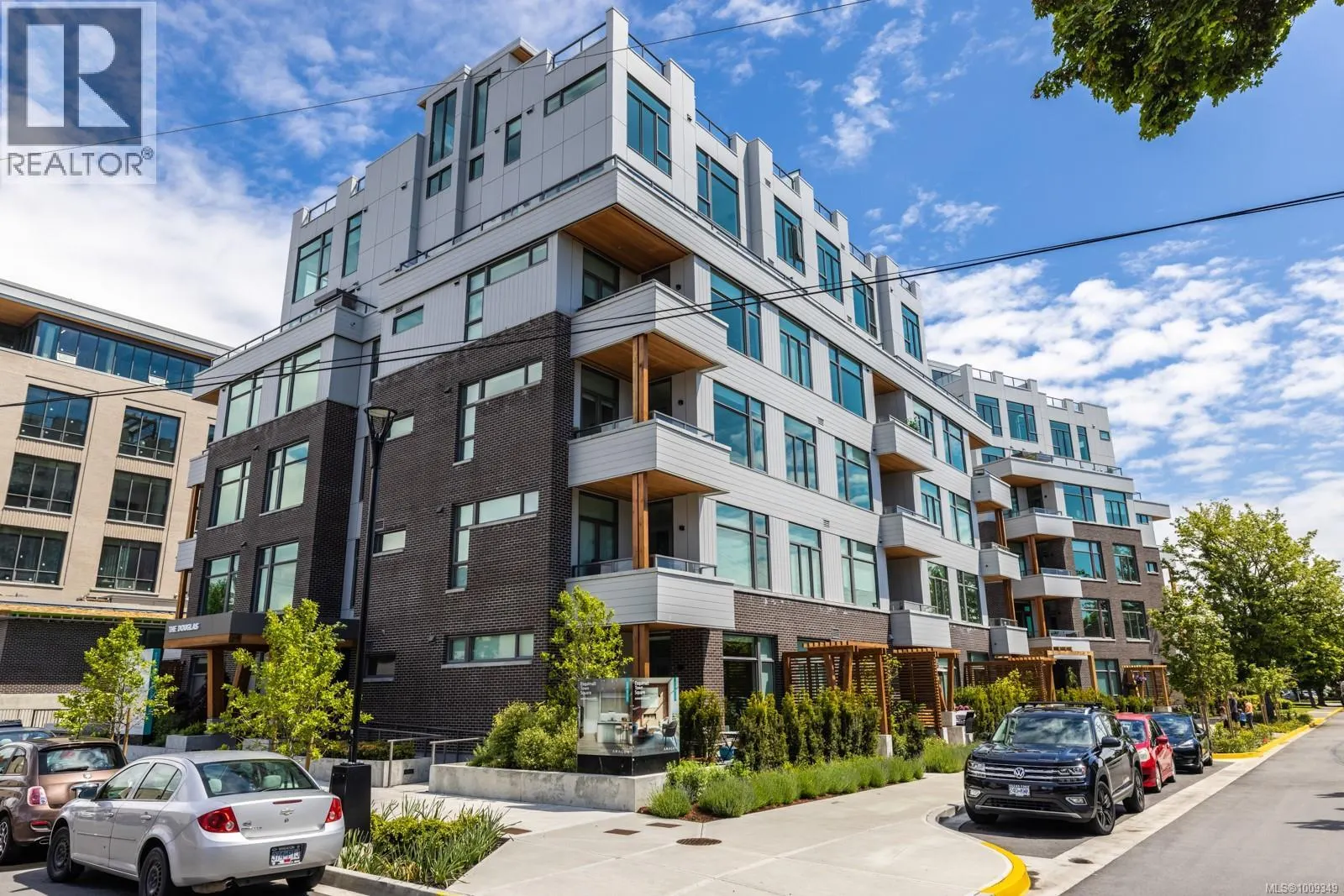 105 501 Park Pl
