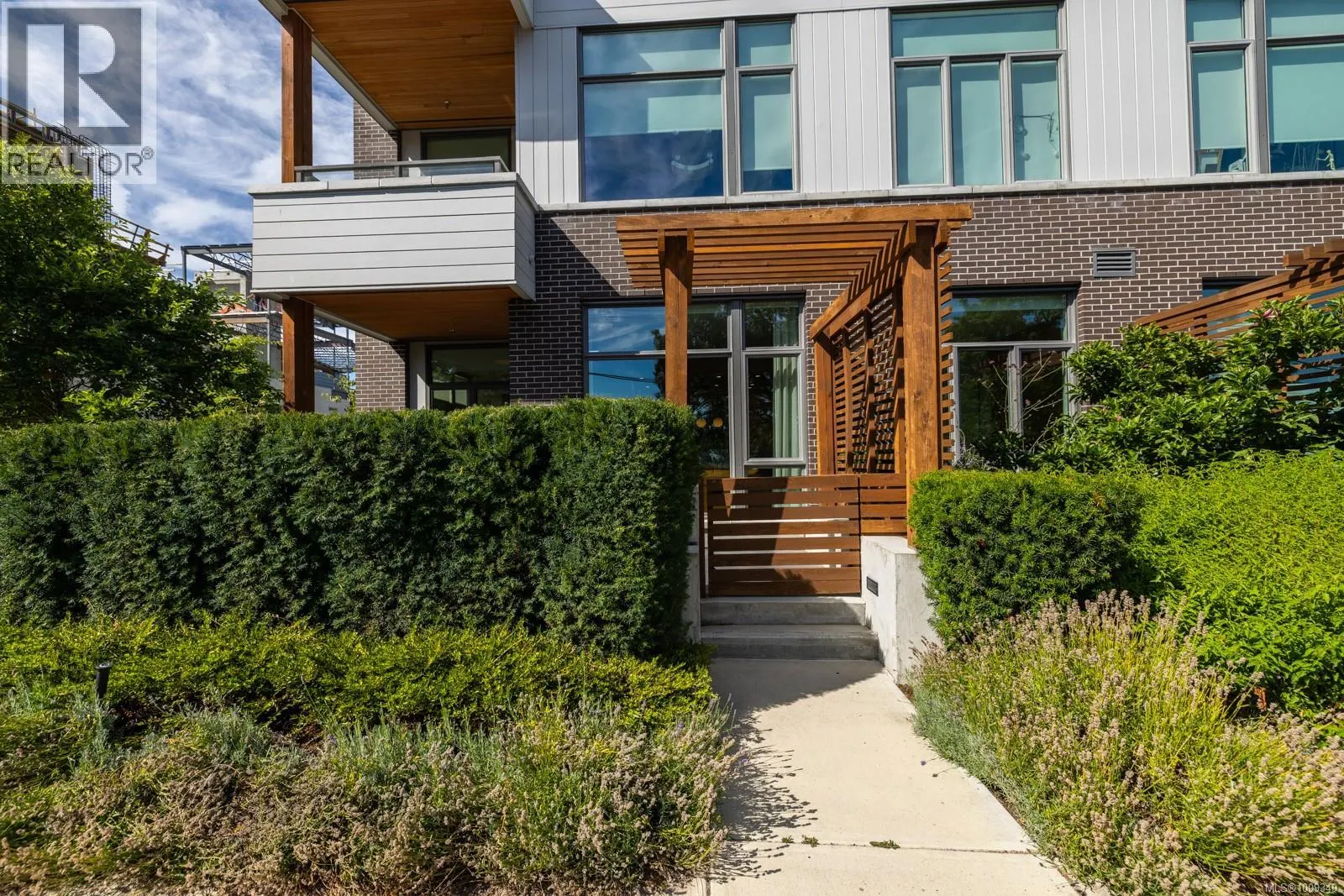 105 501 Park Pl