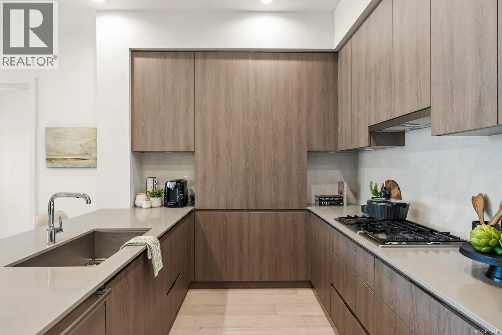 105 501 Park Pl