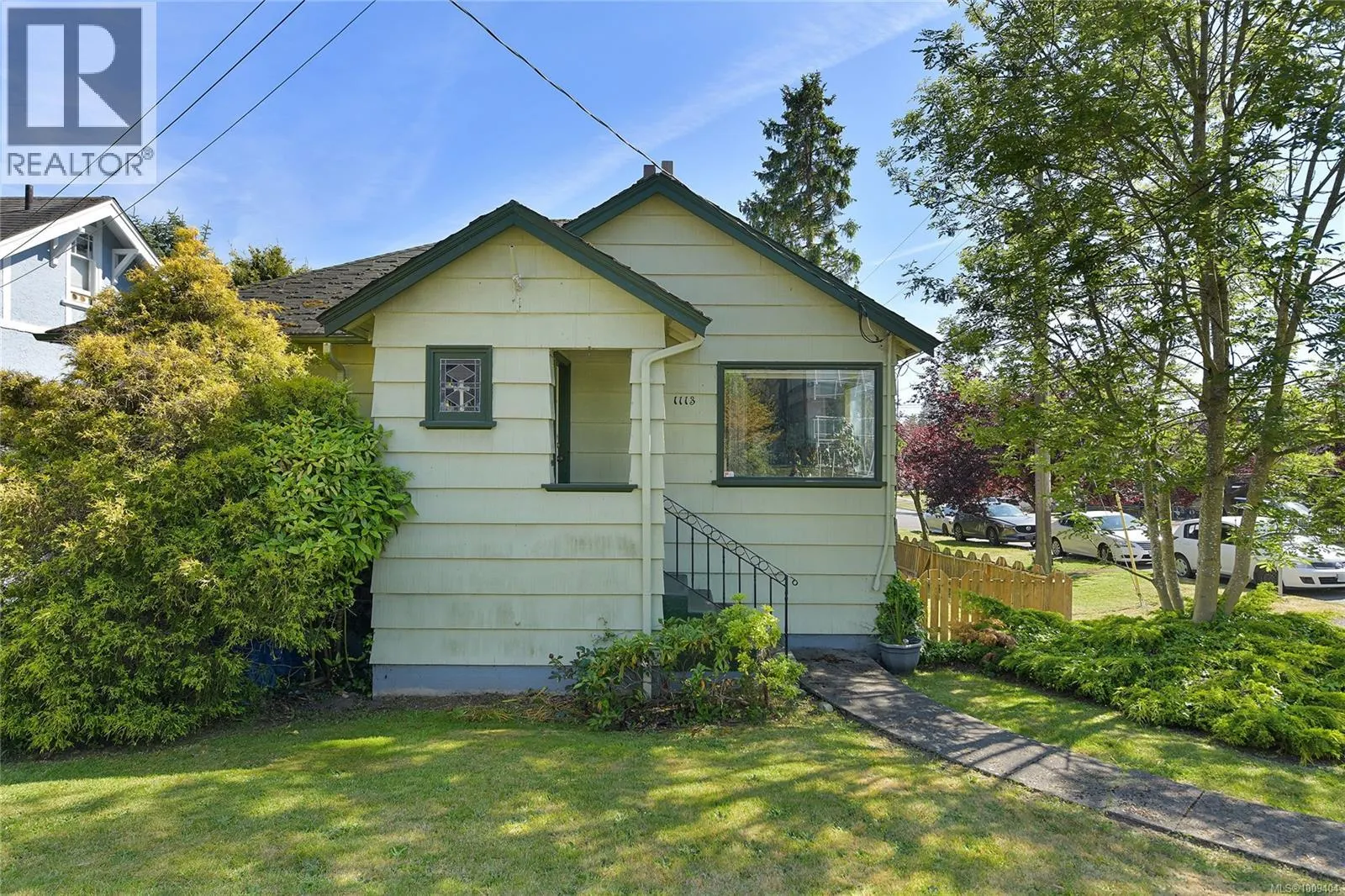 1113 Esquimalt Rd