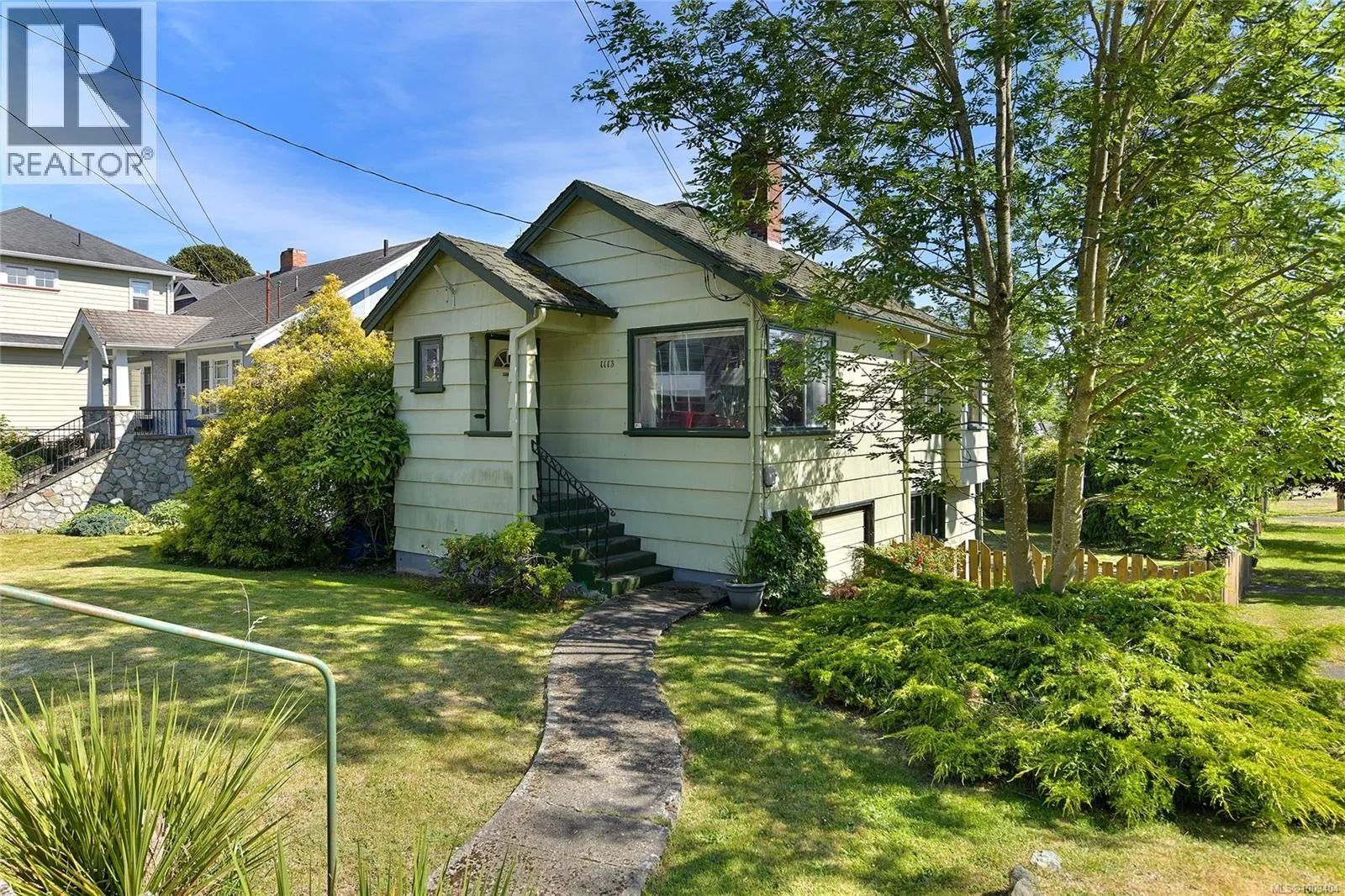 1113 Esquimalt Rd