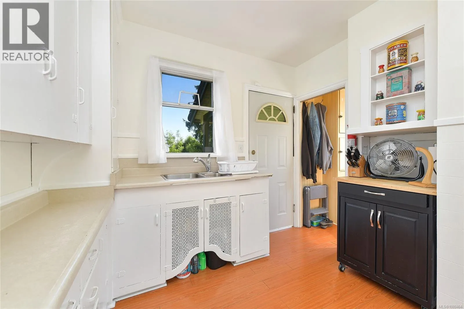 1113 Esquimalt Rd