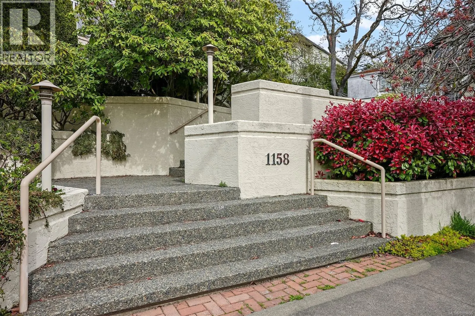 203 1158 Fairfield Rd