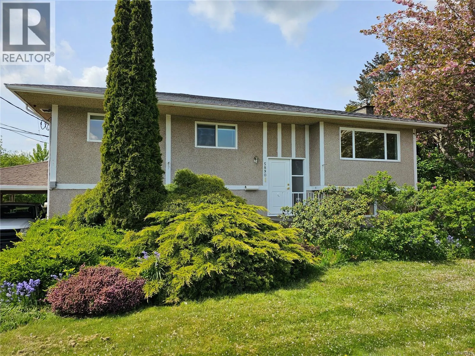 5890 CHESTERFIELD Ave