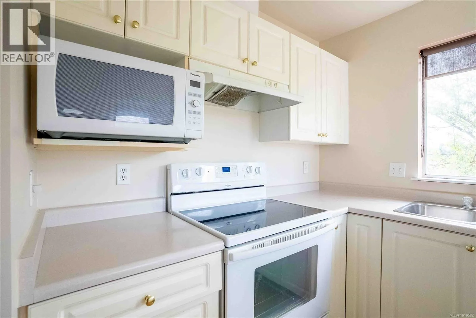 305 2511 Quadra St