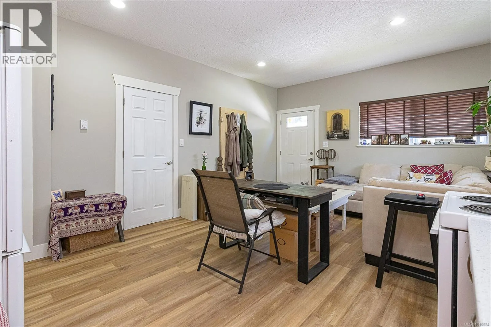 101 Dorval Pl