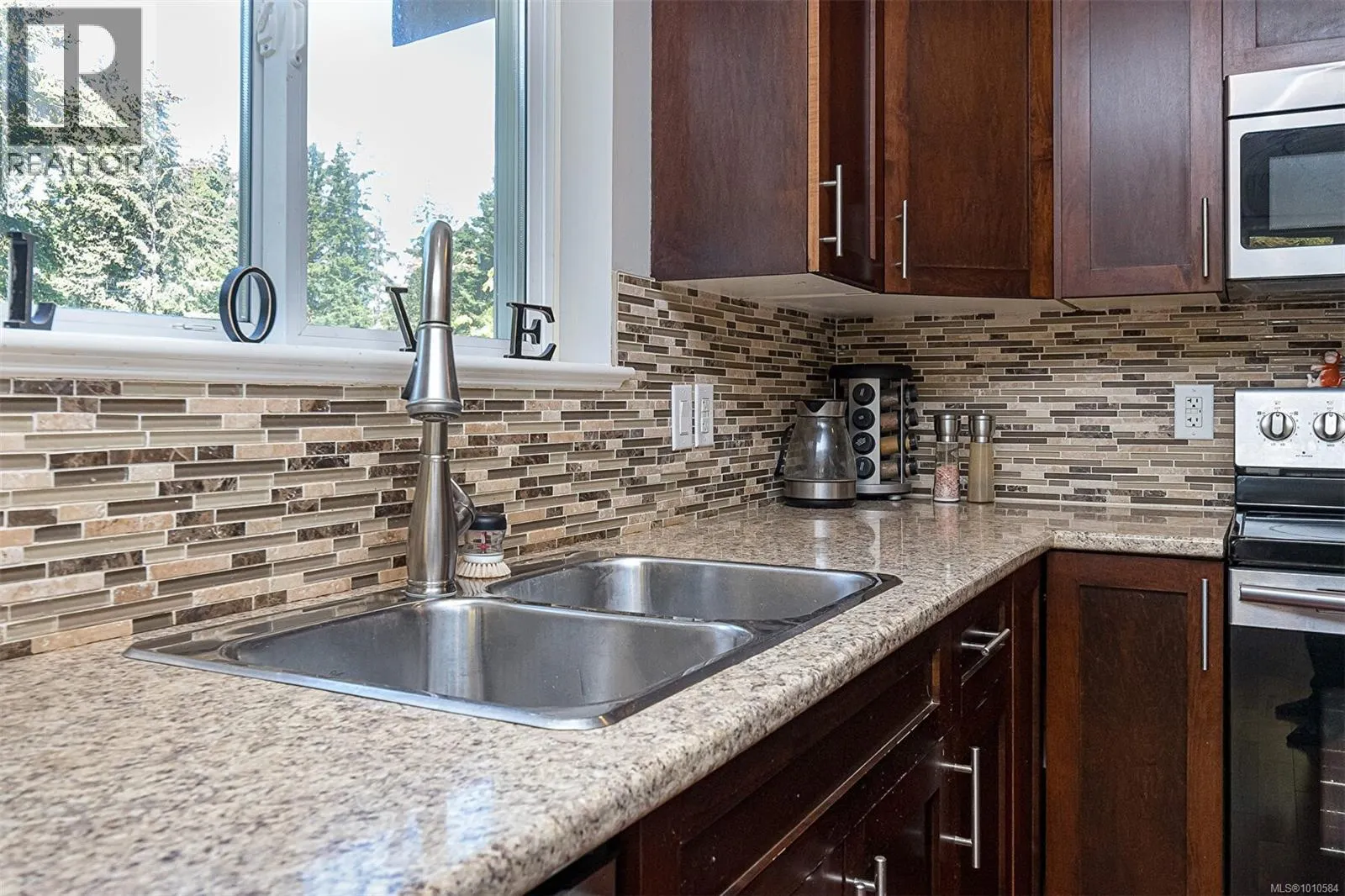 101 Dorval Pl