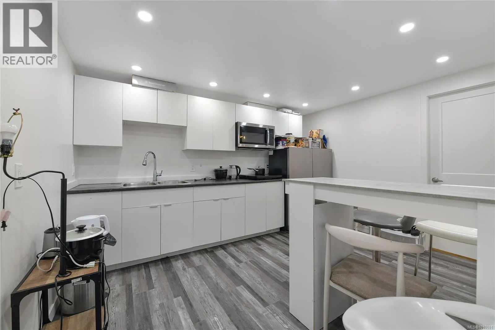 12 3987 Gordon Head Rd