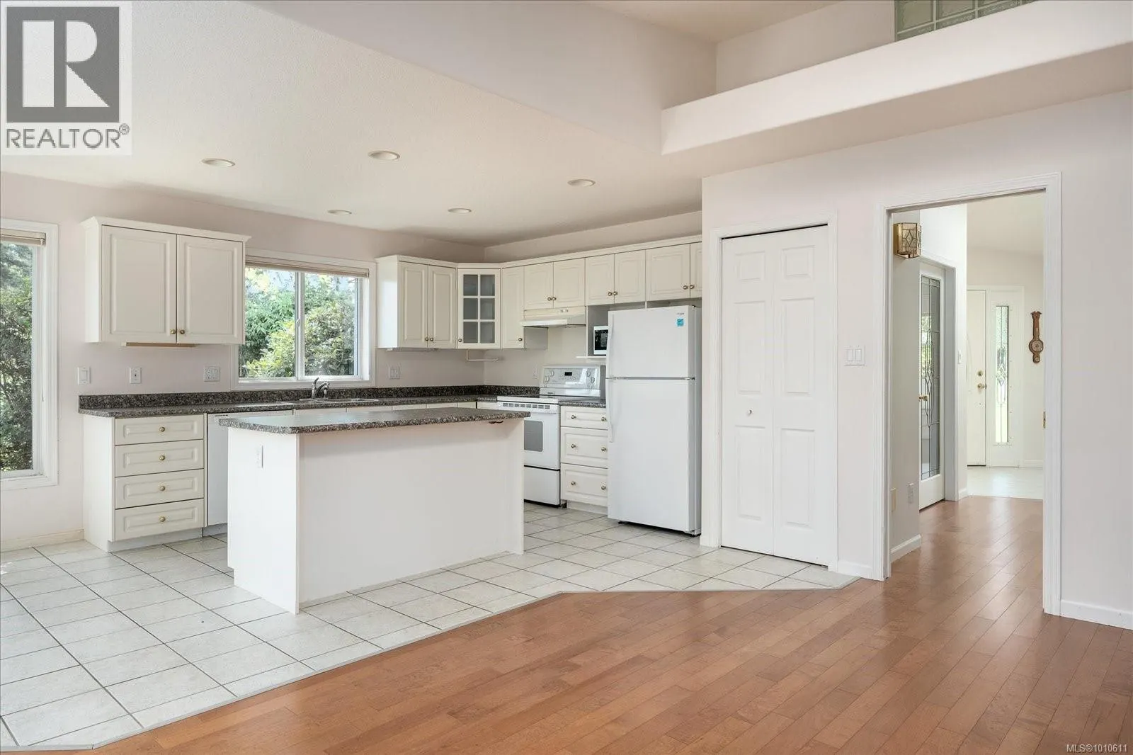 843 Woodridge Pl