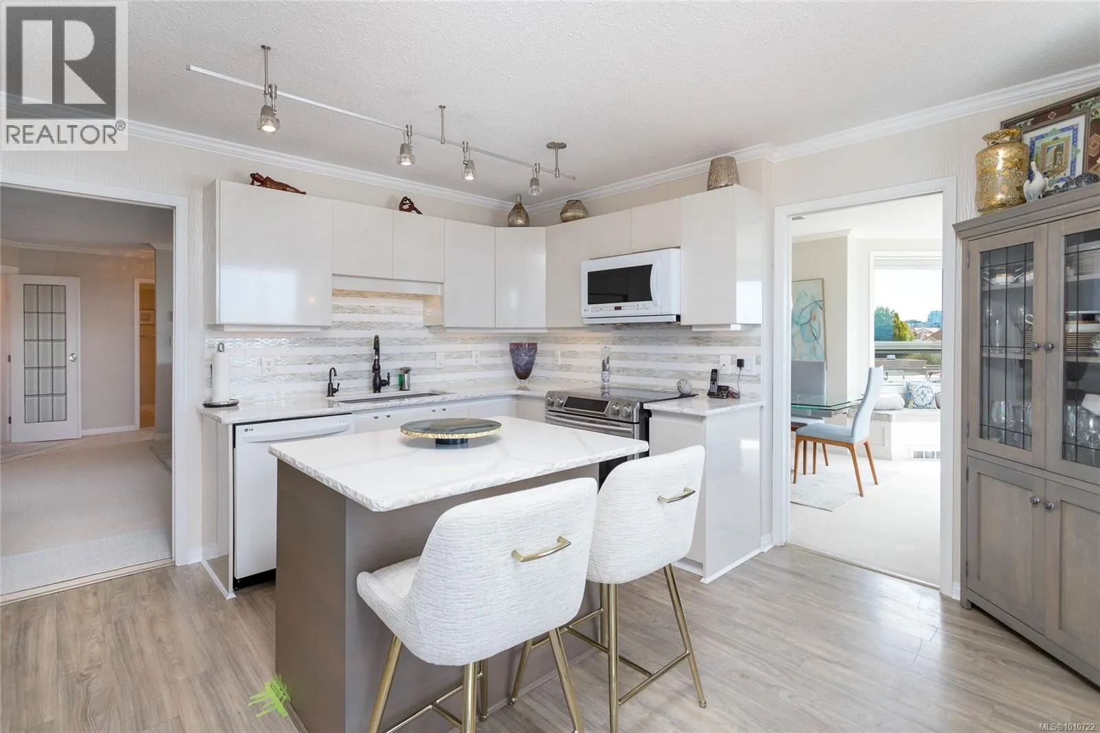 414 10 Paul Kane Pl