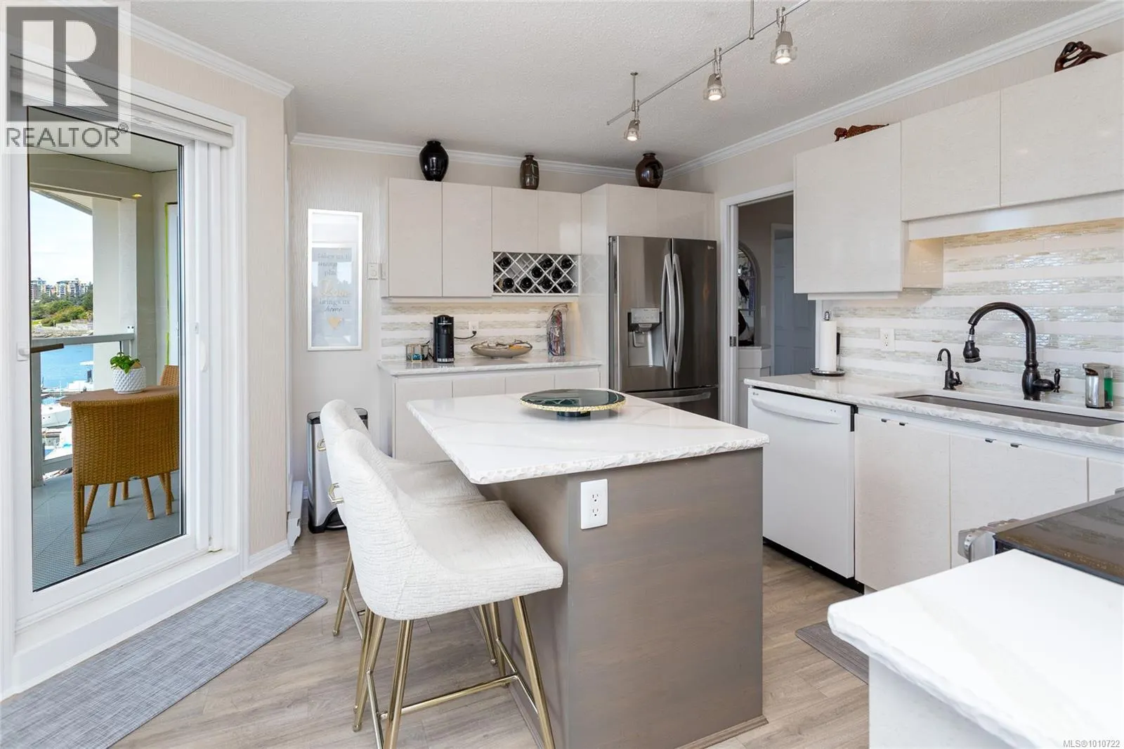 414 10 Paul Kane Pl