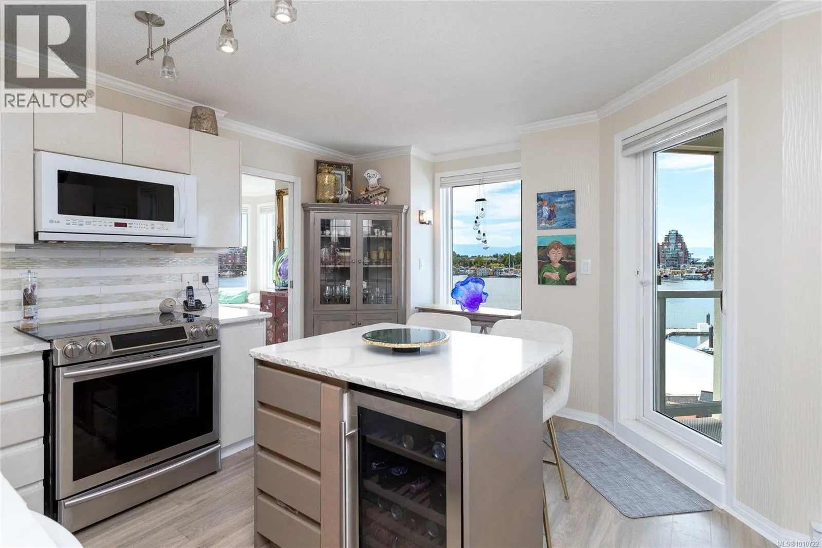 414 10 Paul Kane Pl