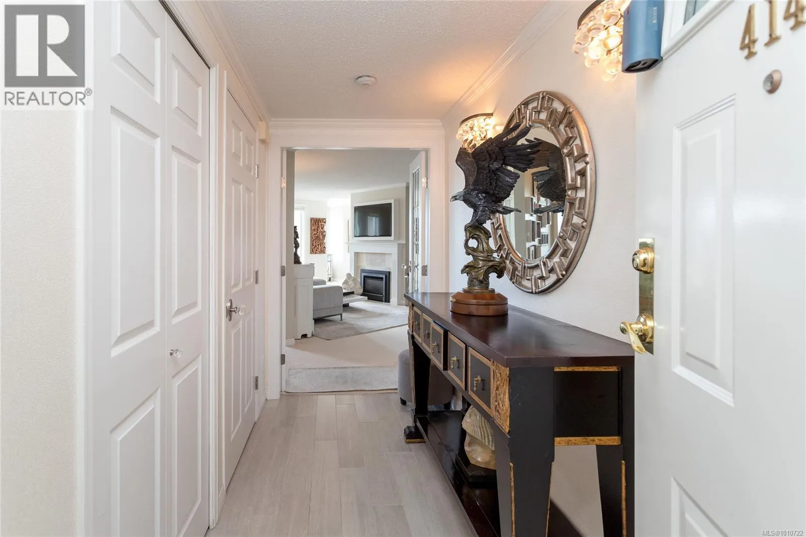 414 10 Paul Kane Pl