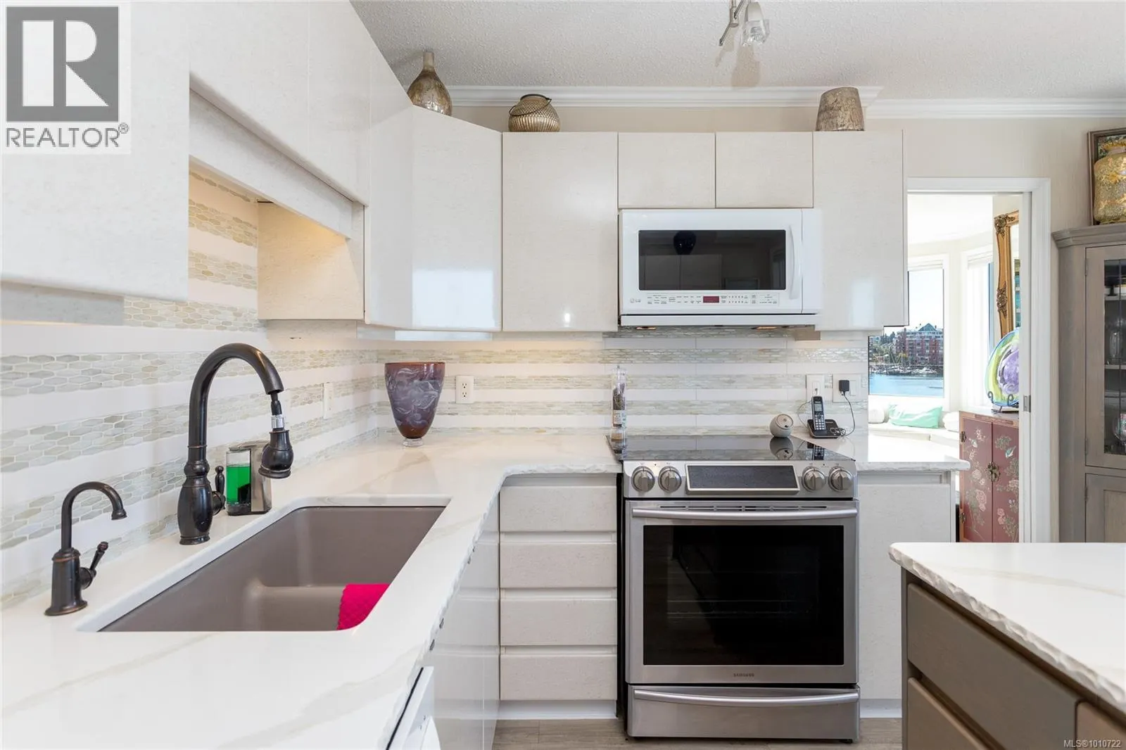 414 10 Paul Kane Pl