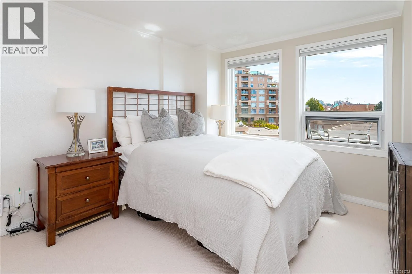 414 10 Paul Kane Pl