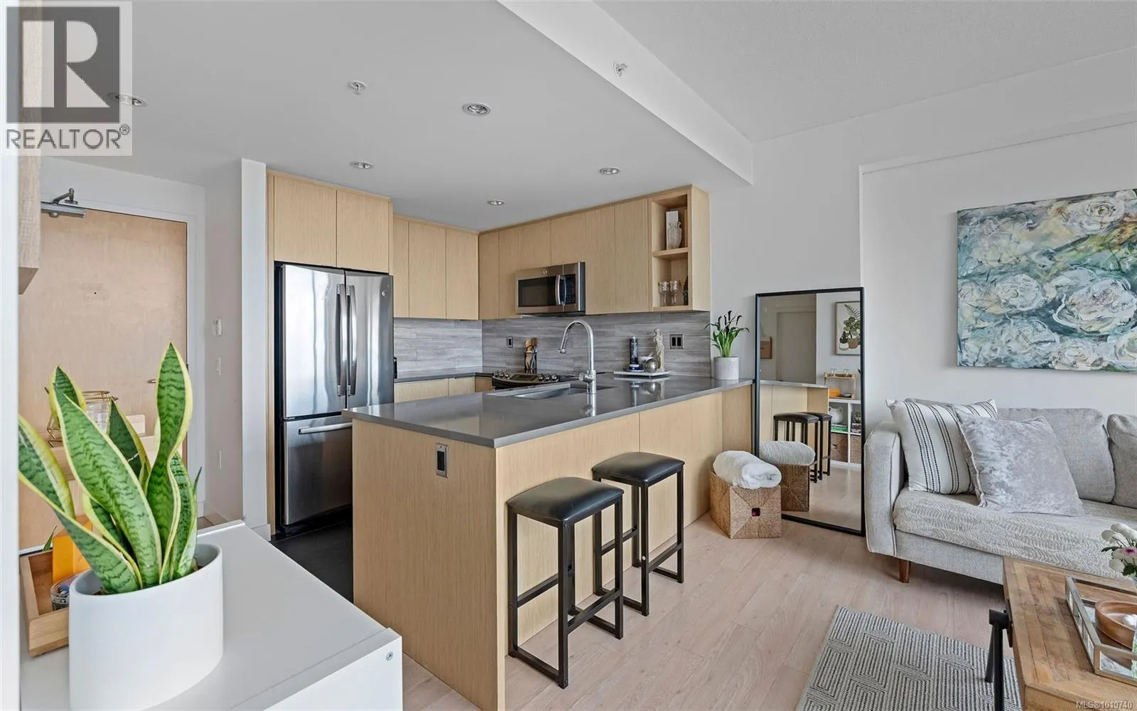 604 646 Michigan St