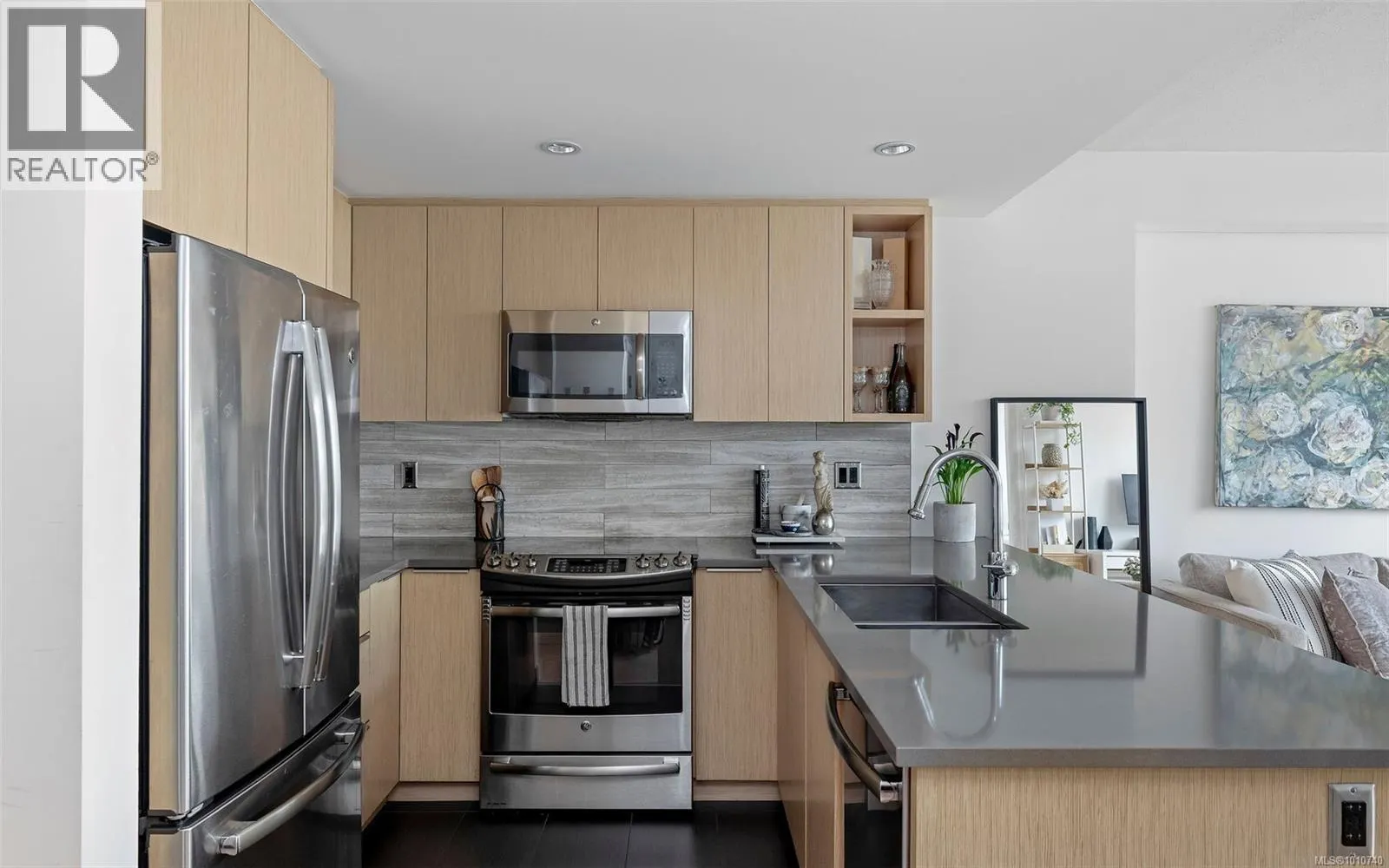 604 646 Michigan St