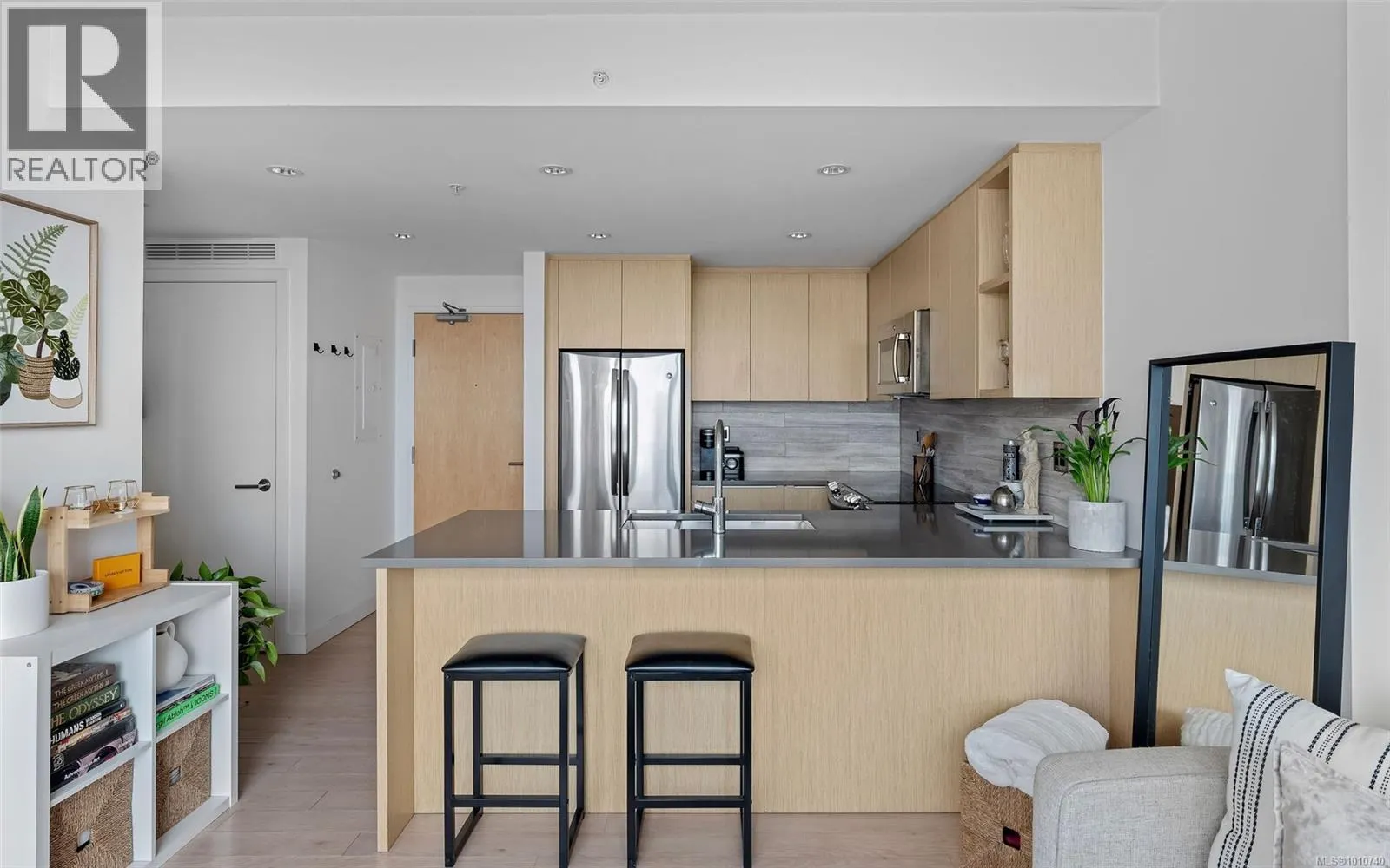 604 646 Michigan St