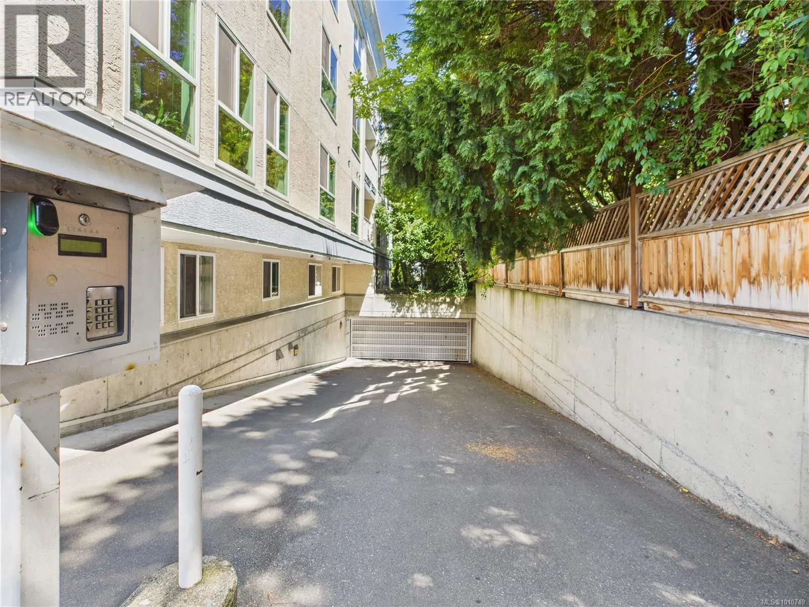 102 1028 Balmoral Rd