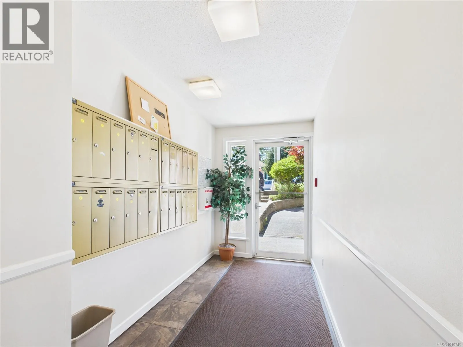 102 1028 Balmoral Rd