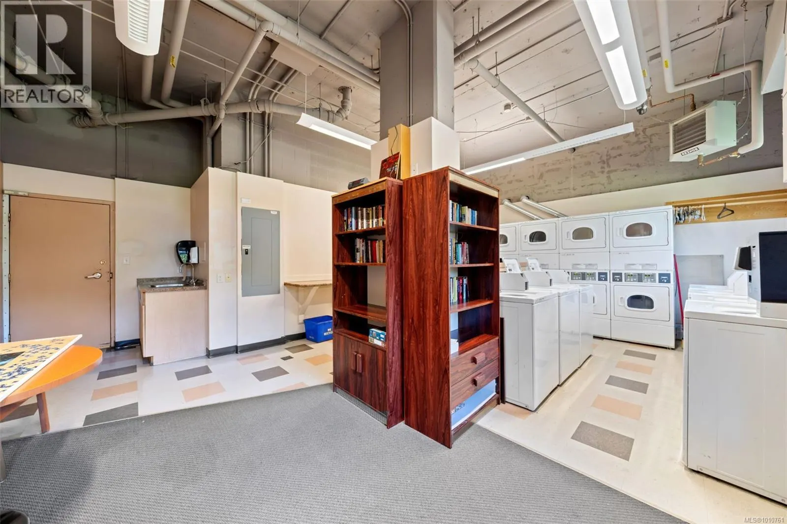 904 647 Michigan St