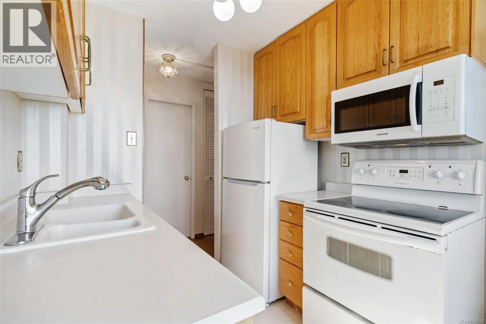 1101 647 Michigan St
