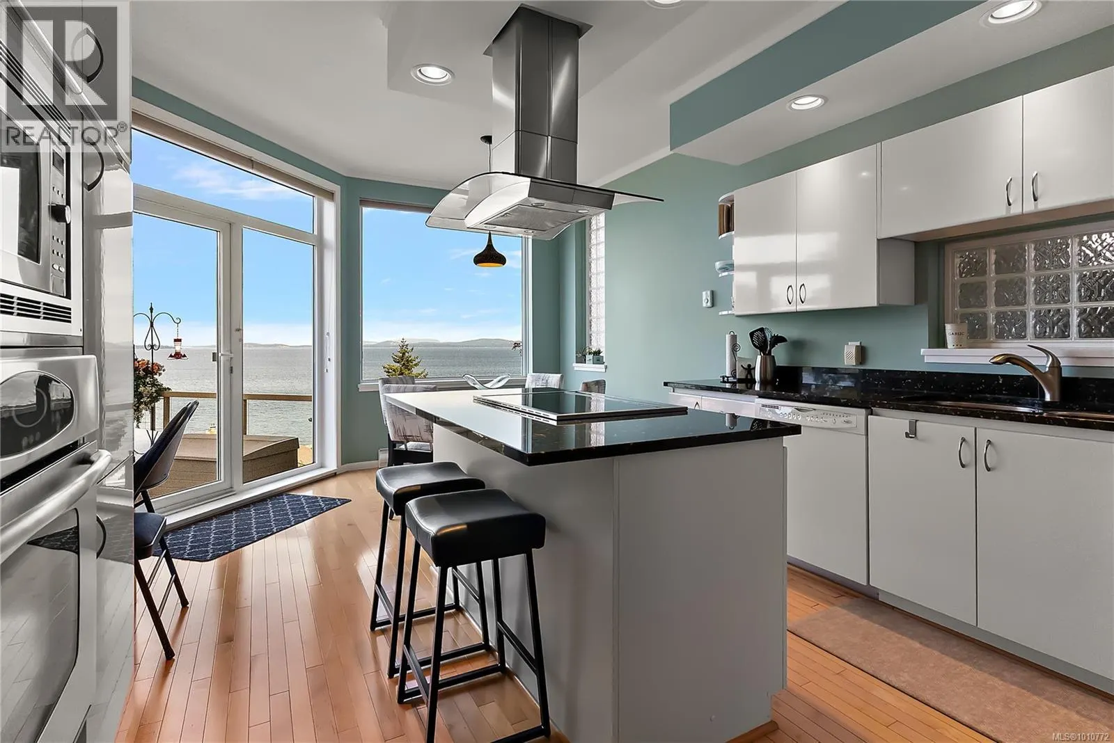 7 4771 Cordova Bay Rd